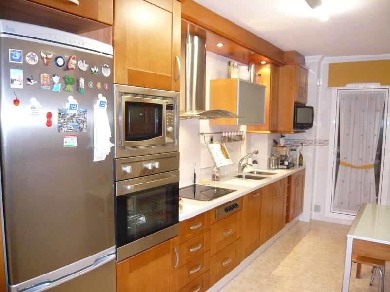 con halogenos y la integración de la mesa de cocina con un mueble con halogenos y la integración de la mesa de cocina con un mueble